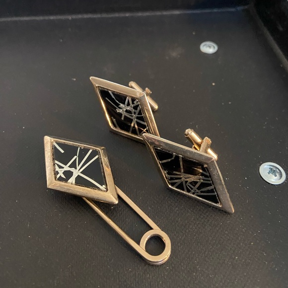 Vintage Cuff Links/Matching Loop Tie Pin/Extra Tie Pin Included - Picture 2 of 8